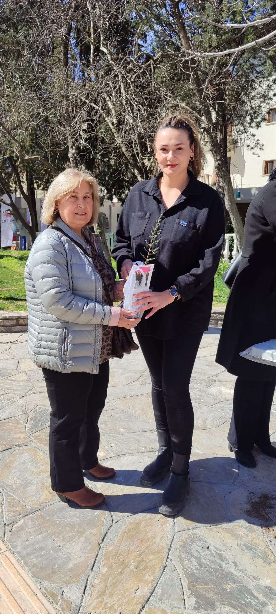 Anahtar Parti’den 8 Mart’ta Kadınlara Anlamlı Fidan Dağıtımı 1